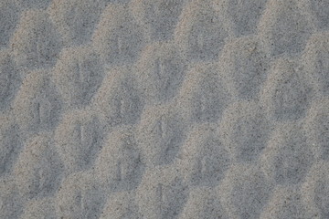 Reifenspur im Sand am Strand.  Nahaufnahme,  formatfüllend.
