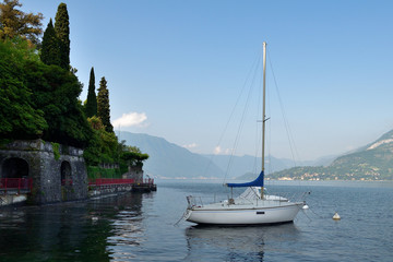 Fototapeta na wymiar Sail boat on the Como lake