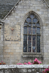 Fototapeta na wymiar Sonnenuhr an der Kirche von Roscoff
