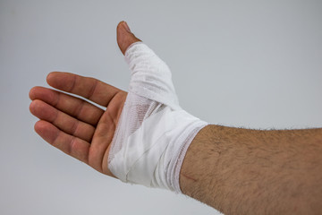 Bandagierte Hand wegen Daumenverletzung