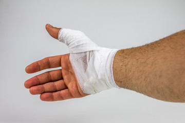 Bandagierter Hand wegen Schnittverletzung