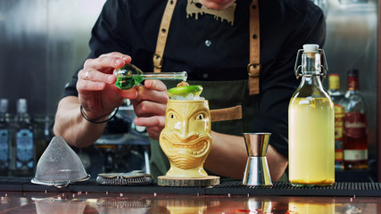 Preparation of cocktails at the bar