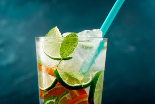 lemonen mit orangen wasser eiskalt mit eisw&uuml;rfel details