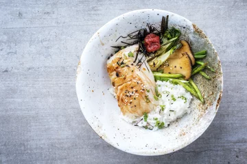 Photo sur Plexiglas Poisson Filet de morue frit japonais moderne avec asperges vertes et riz en vue de dessus dans un bol avec espace de copie à gauche