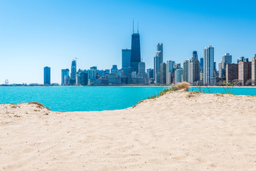 Obraz premium Chicagowska linia horyzontu przy północy plażą