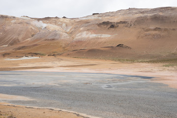 Trockene, rissige Erde im Geothermalgebiet Námaskarð – Hverir / Nord-Island