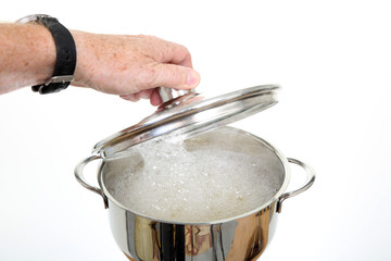 Gotowanie w błyszczącym metalowym garnku.