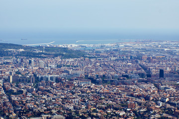 Obraz premium The aerial view to the Barcelona port from the panoramic mountain