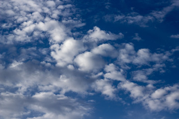 Cielo azul con nubes blancas esponjosas