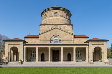 Die Tauerhalle des Frankfurter Hauptfriedhofs bei schönem Wetter im Frühling