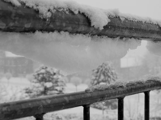 Schnee hängt an Balkonballustrade