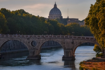 Panorámica del Rio Arno (Roma) con el Puente de Sant Angelo y la cúpula de la Basílica de San...