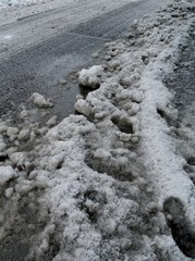 Straße mit Schneematsch