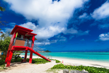 トロピカルビーチと赤い監視台　グアム