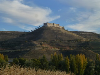 Fototapeta na wymiar Castillo de Jadraque, pueblo de Guadalajara, en la comunidad autónoma de Castilla La Mancha (España)
