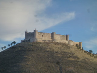 Fototapeta na wymiar Castillo de Jadraque, pueblo de Guadalajara, en la comunidad autónoma de Castilla La Mancha (España)