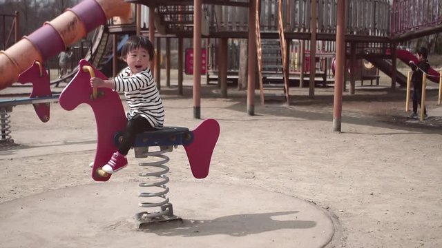 公園で遊ぶこども