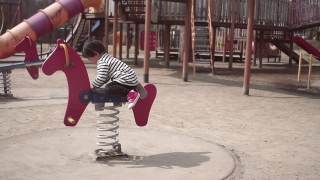 公園で遊ぶこども
