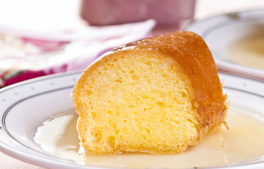 pudim de pão fatia servida