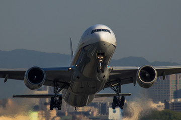 Naklejka premium 離陸する飛行機
