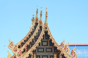Obraz premium Ancient roof on blue sky at Phiphatmongkolwanaram temple in Sukhothai province,Thailand