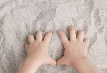 The child is playing with the sea sand. Sypet, flying away. Relax, meditation