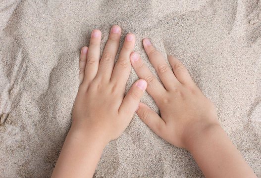 The child is playing with the sea sand. Sypet, flying away. Relax, meditation