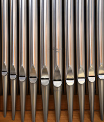 Reihe metallisch glänzende Orgelpfeifen im Dom St. Petri zu Bautzen