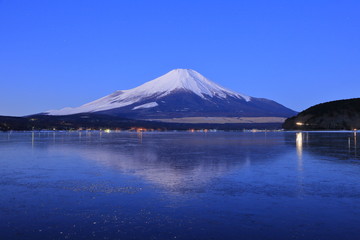 夜明けの富士山、山梨県山中湖にて