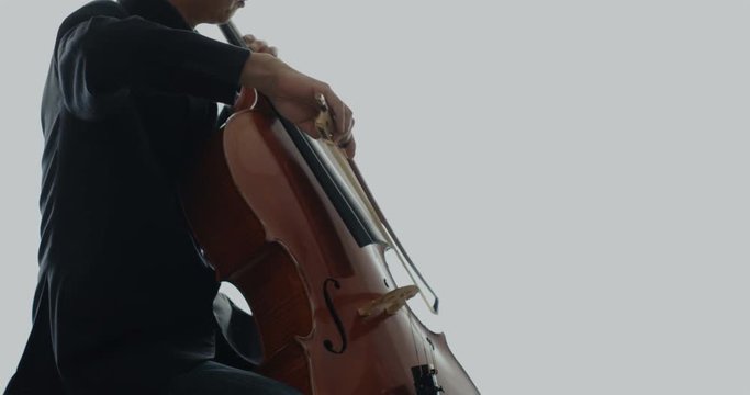 チェロを演奏する音楽家
