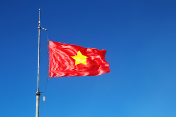 Fototapeta na wymiar Vietnamese flag at the top of Fansipan mountain