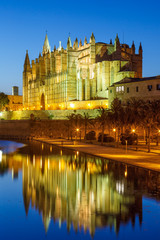 Fototapeta na wymiar Catedral de Palma de Mallorca Kathedrale Kirche Abend Nacht Hochformat Reise Reisen Spanien