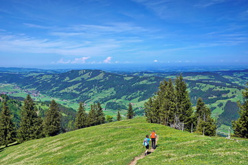 Fototapeta na wymiar Paar bei Wanderung auf Bergwiese in den Alpen, Bayern.