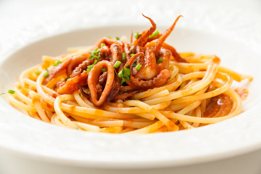 Spaghetti con salsa di seppie, Mediterranean Food 