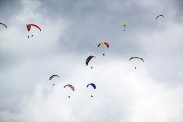 Paragliding vor Wolken