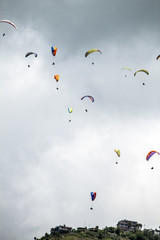 Paragliding vor Wolken