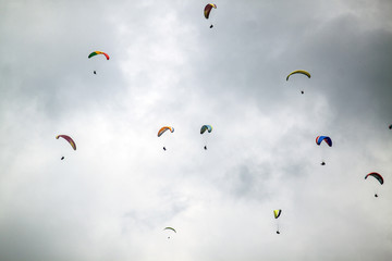 Paragliding vor Wolken