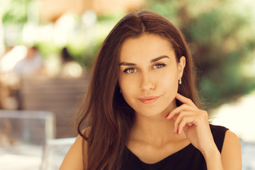 Obraz premium Happy woman at outdoors cafe