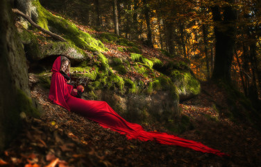 Rotkäppchen Frau im Wald