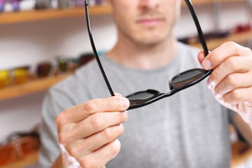 Ochrona oczu. Okulary przeciwsłoneczne - obrazy, fototapety, plakaty