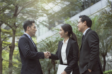 Businesspeople making handshake agreement. concept partner for business.