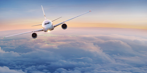 Fototapeta premium Komercyjny samolot latający nad chmurami.