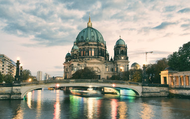 Obraz na płótnie Canvas Berliner Dom (Berlin cathedral) over Spree river at dusk