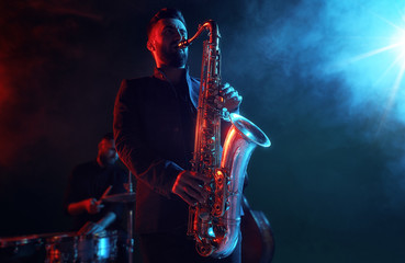 Obraz na płótnie Canvas Jazz band performs at the club