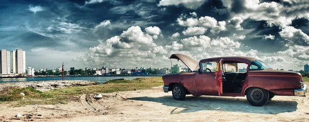 Rollo Panoramablick auf Havanna und Malecon mit altem amerikanischem Auto, das mit Motor ploblem geparkt wurde © javier