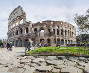Fototapeta premium Colosseum sławny punkt zwrotny w Rzym mieście, Włochy