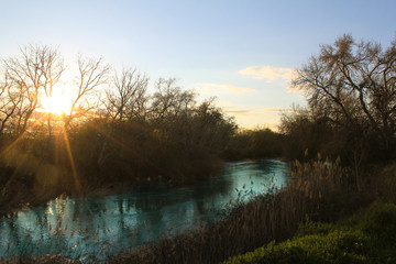 Río atardeciendo