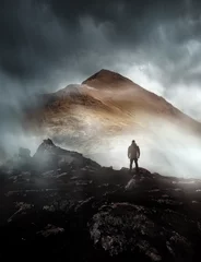 Photo sur Aluminium Gris 2 Une personne en randonnée regarde une montagne enveloppée de brume et de nuages avec le sommet visible. Composite photo de paysage pittoresque.