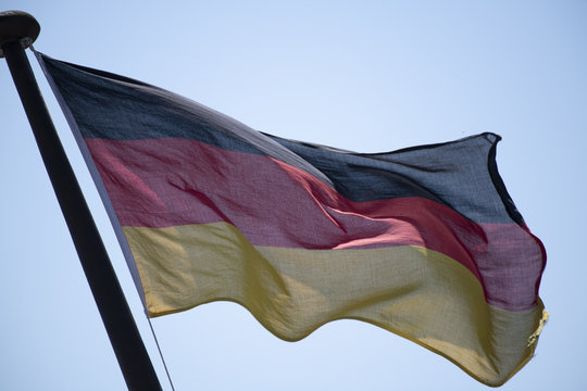 Deutsche Fahne am Schiffsmast