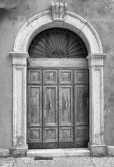 historische türen, verona, italien, schwarz weiß